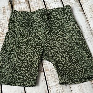 Athleta Ultimate Stash II 7” bike short Size M Clouded Leopard Olive